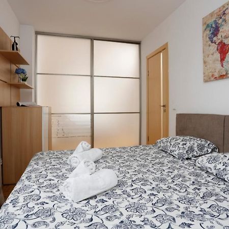 Lovely 2 Bedroom Apartment Near Old Town Бухарест Экстерьер фото
